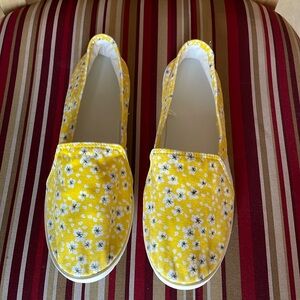 Unknown Brand
Yellow with flowers flats